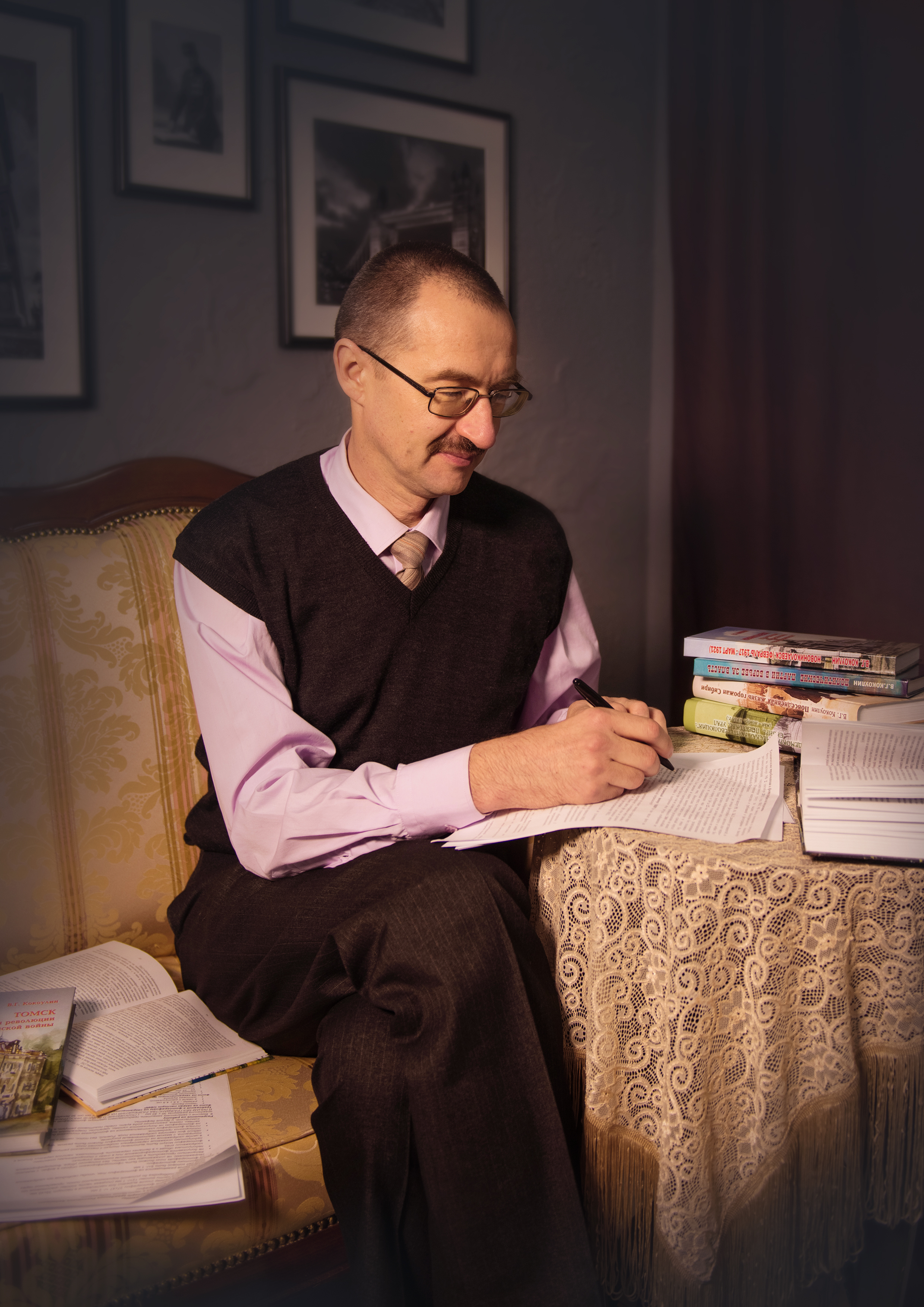 Владислав Кокоулин работает над книгой по истории белой Сибири.jpg